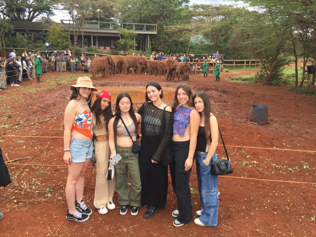 Alumnas del Belgrano Day School en el orfanato de elefantes 