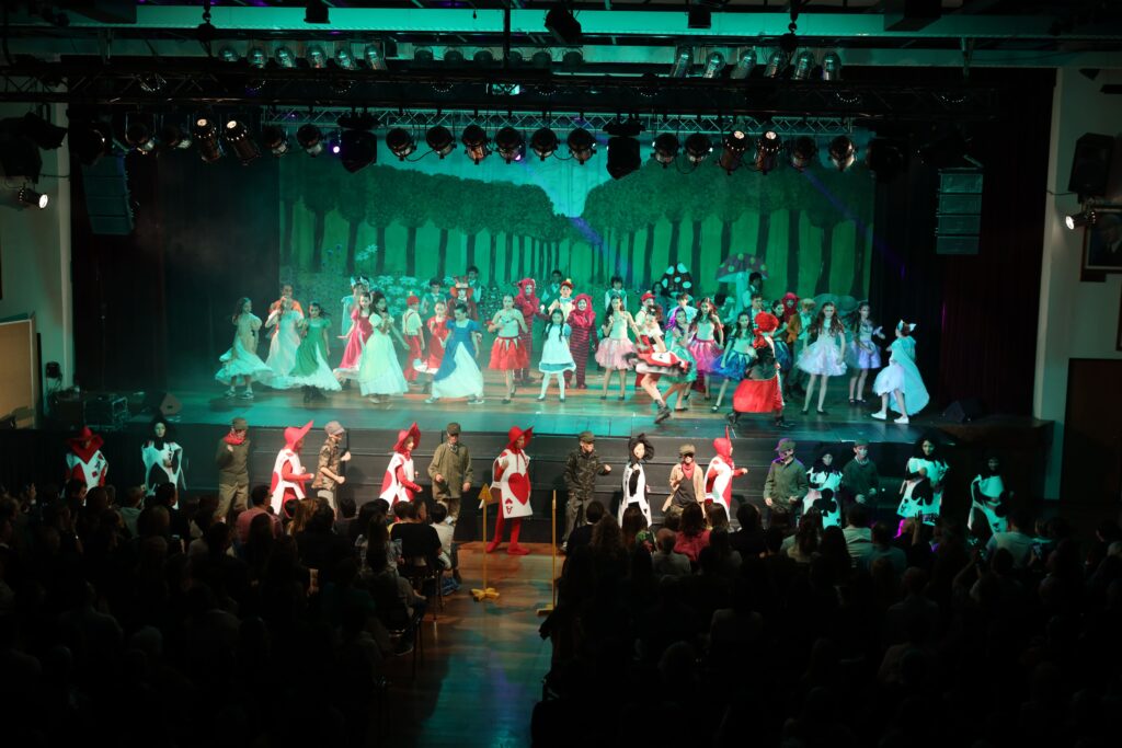 “Finding Wonderland”, el play de fin de año de Primary de Belgrano Day School