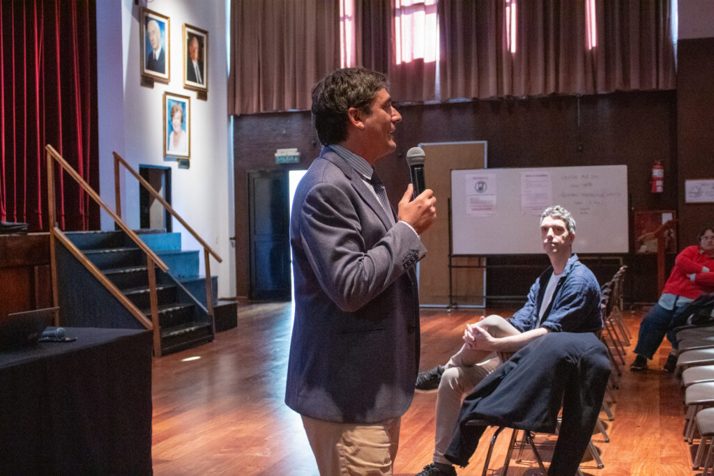 AI Sessions: una propuesta institucional para reflexionar, aprender y construir juntos una mirada crítica y creativa sobre el uso de la inteligencia artificial (IA) en la educación.