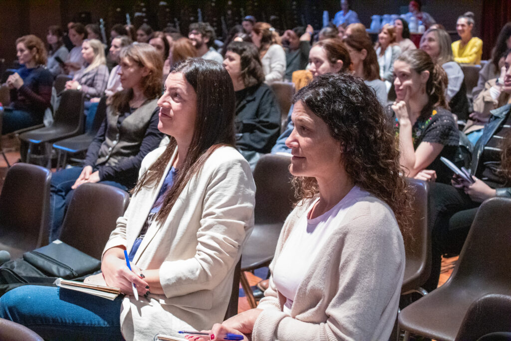 AI Sessions: una propuesta institucional para reflexionar, aprender y construir juntos una mirada crítica y creativa sobre el uso de la inteligencia artificial (IA) en la educación.