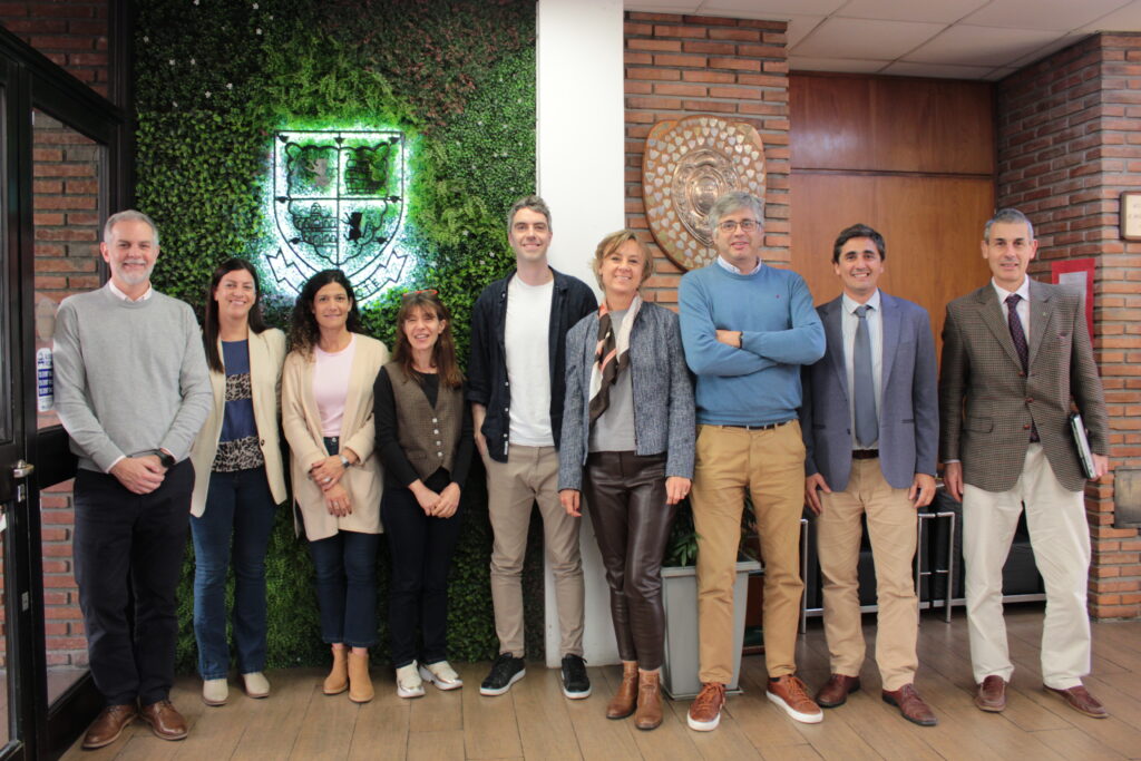 Autoridades del Belgrano Day School junto con las invitadas del equipo DocentIA de la Secretaría de Educación de Nación, Constanza Etcheves y Lourdes Morán, y el disertante Diego López Yse.