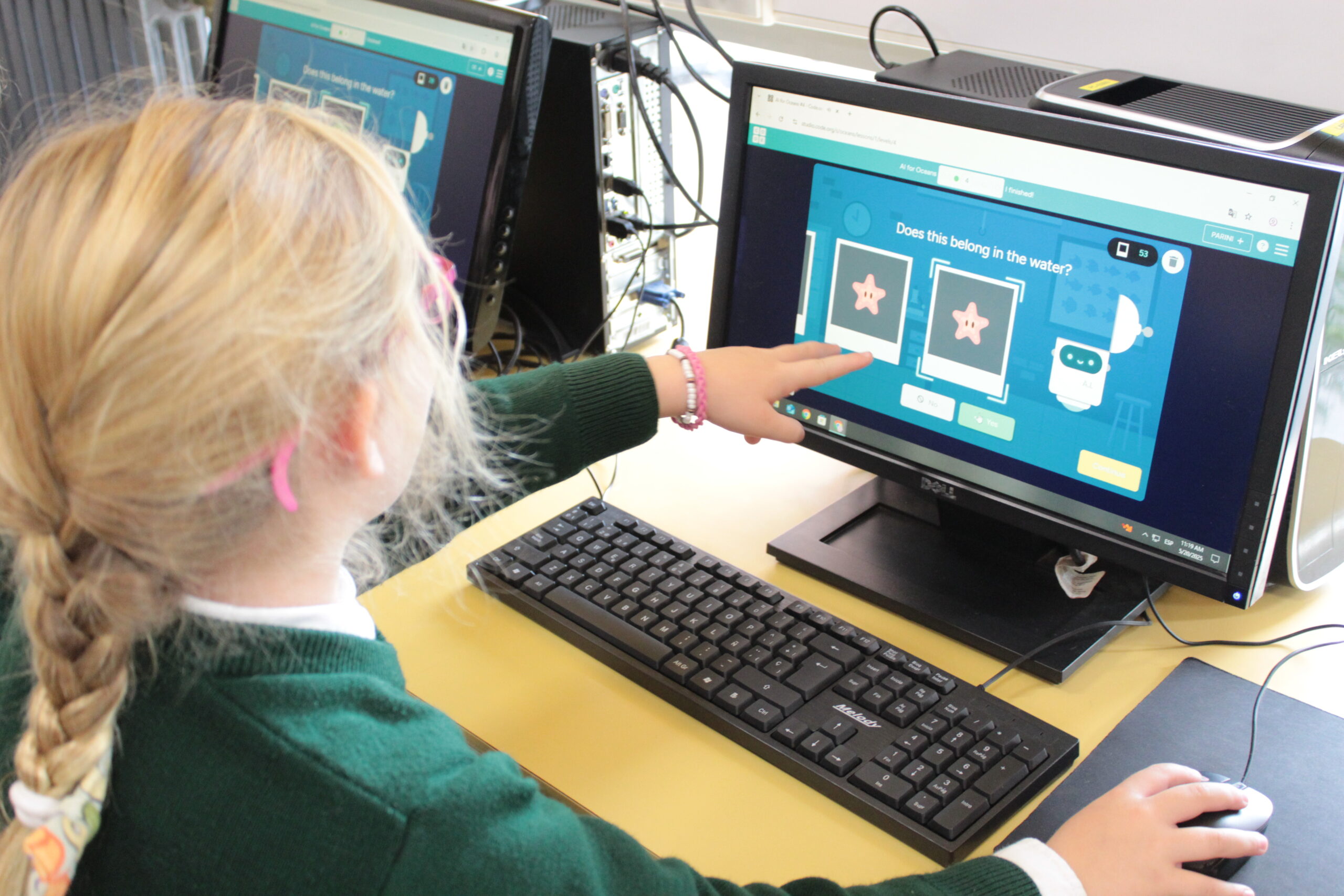 Estudiantes de Primary explorando IA en una clase de Diseño durante la AI Week en BDS