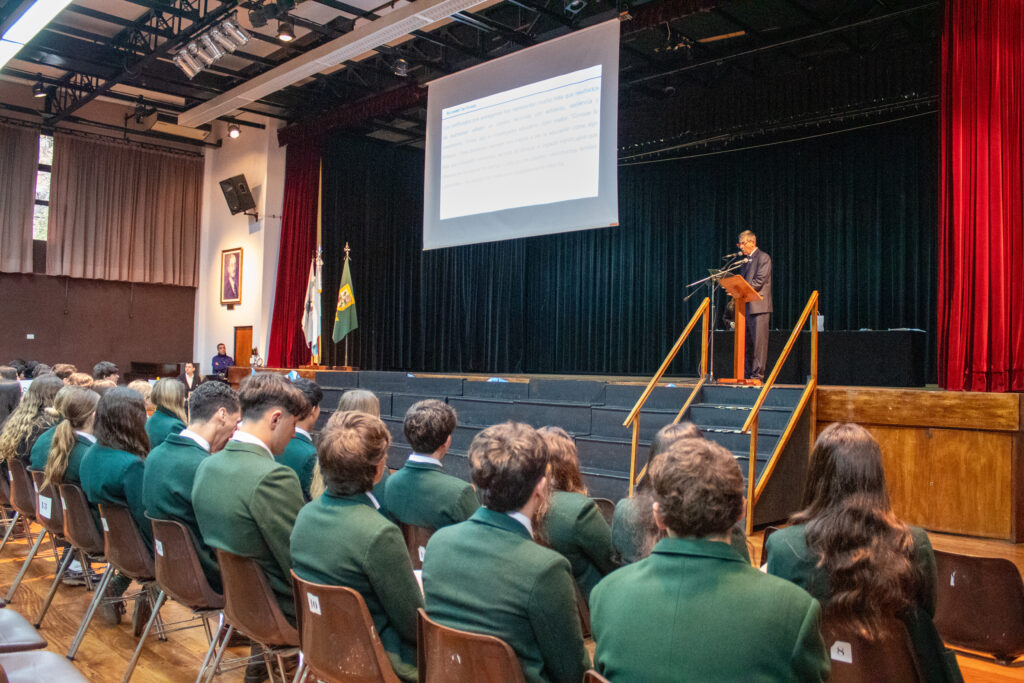 Estudiantes del Belgrano Day School recibiendo sus Certificados Internacionales de Cambridge durante la ceremonia 2025.