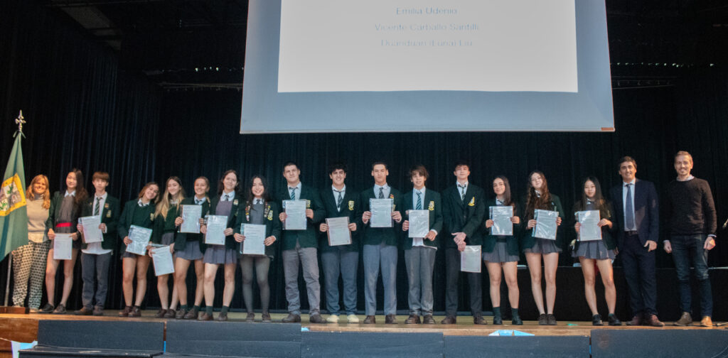 Estudiantes del Belgrano Day School recibiendo sus Certificados Internacionales de Cambridge durante la ceremonia 2025.