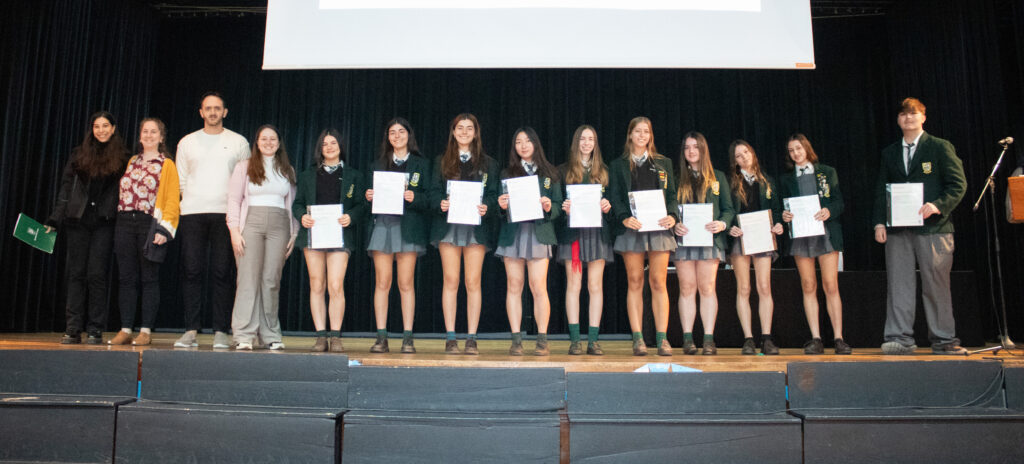 Estudiantes del Belgrano Day School recibiendo sus Certificados Internacionales de Cambridge durante la ceremonia 2025.