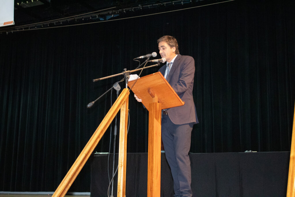 Estudiantes del Belgrano Day School recibiendo sus Certificados Internacionales de Cambridge durante la ceremonia 2025.