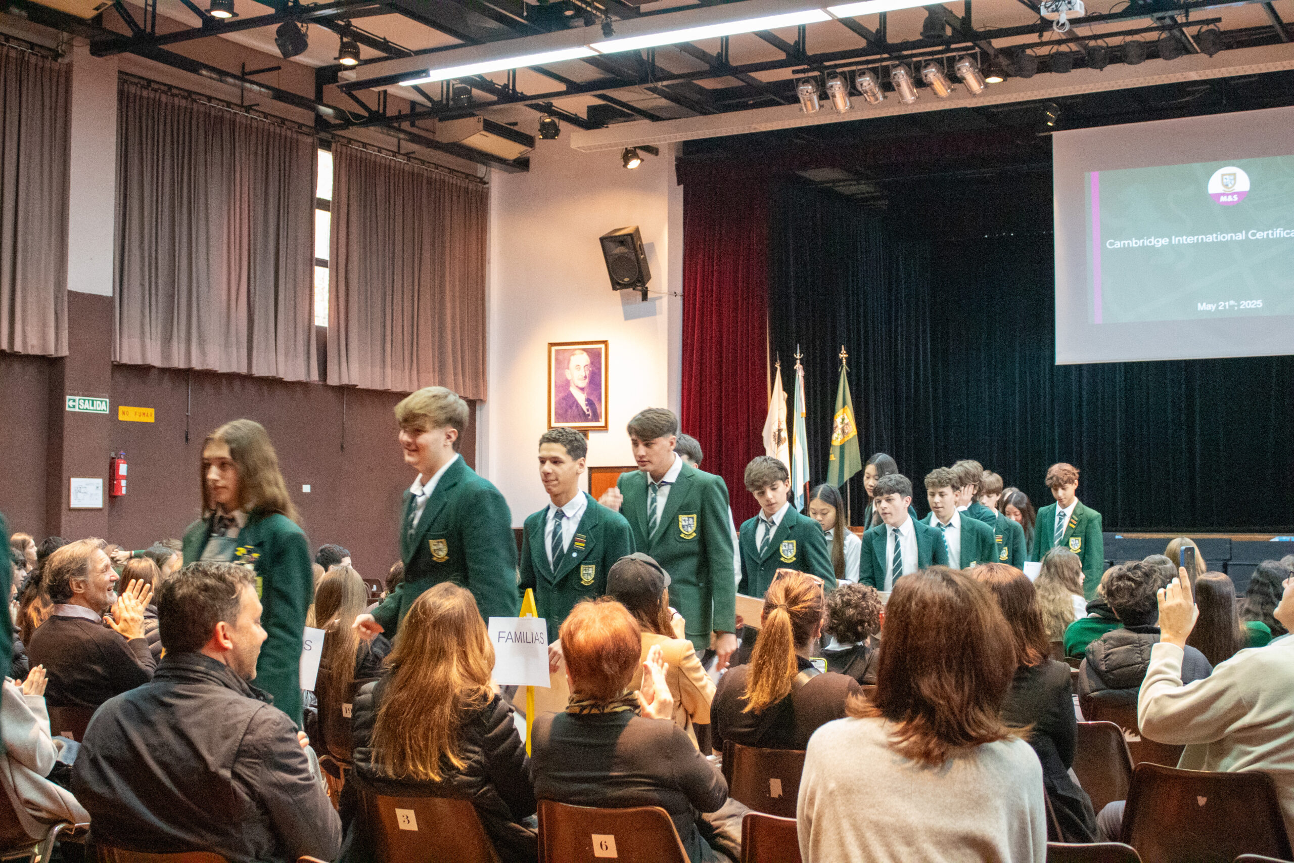 Estudiantes del Belgrano Day School recibiendo sus Certificados Internacionales de Cambridge durante la ceremonia 2025.