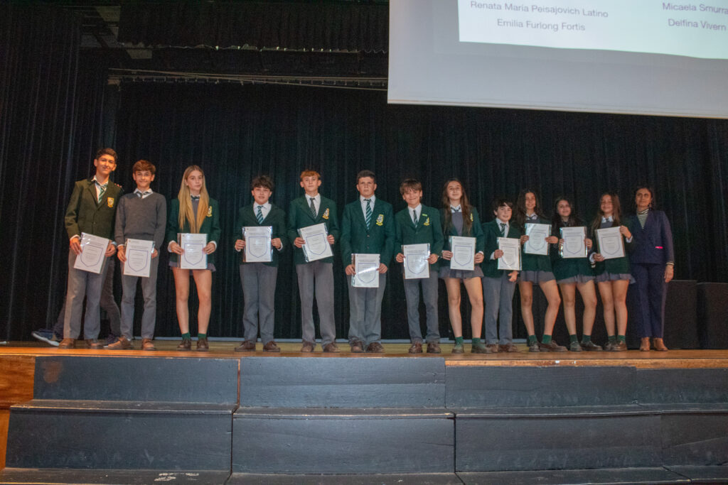 Estudiantes del Belgrano Day School recibiendo sus Certificados Internacionales de Cambridge durante la ceremonia 2025.