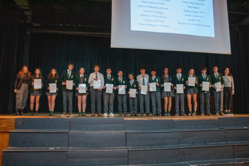 Estudiantes del Belgrano Day School recibiendo sus Certificados Internacionales de Cambridge durante la ceremonia 2025.