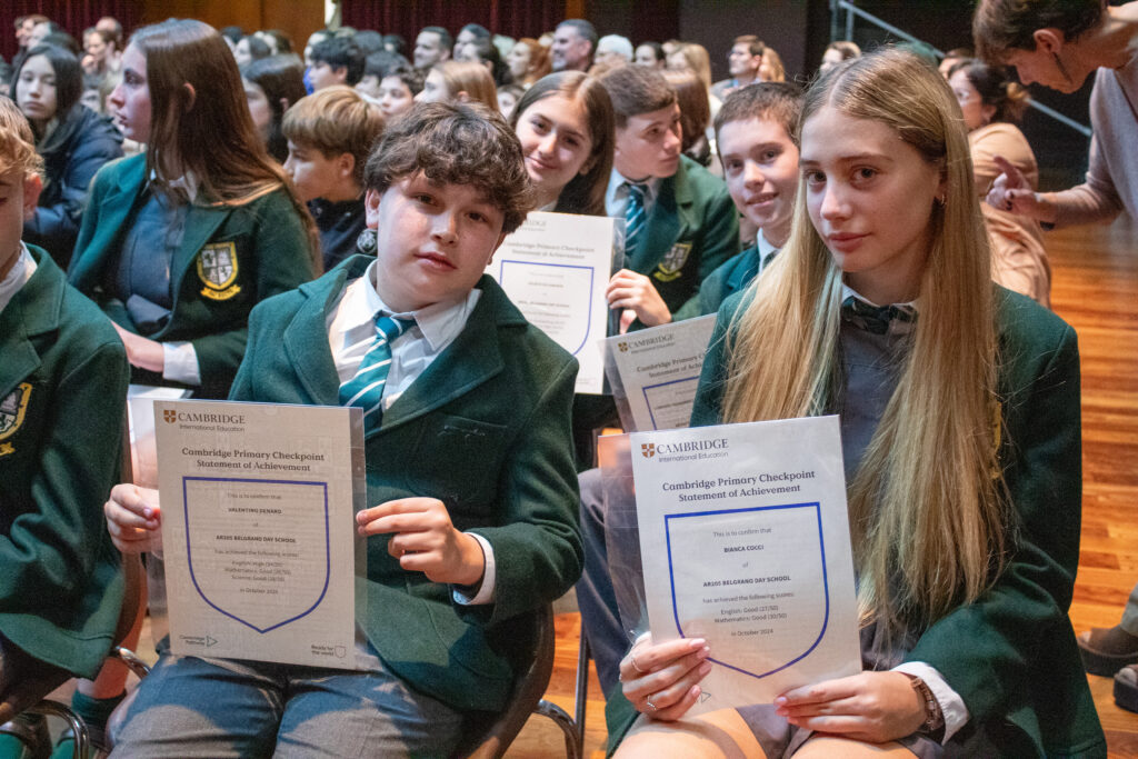 Estudiantes del Belgrano Day School recibiendo sus Certificados Internacionales de Cambridge durante la ceremonia 2025.