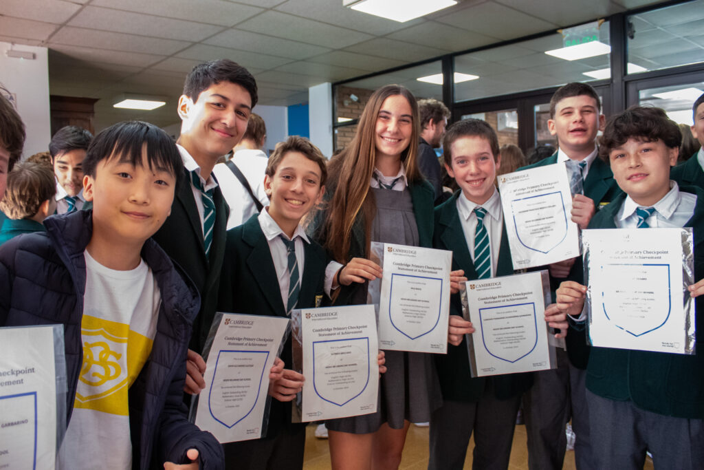 Estudiantes del Belgrano Day School recibiendo sus Certificados Internacionales de Cambridge durante la ceremonia 2025.