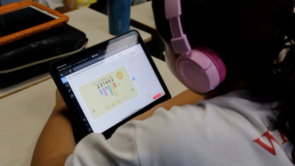 Alumnos de Primary usando la plataforma Century para aprender Matemática con inteligencia artificial.