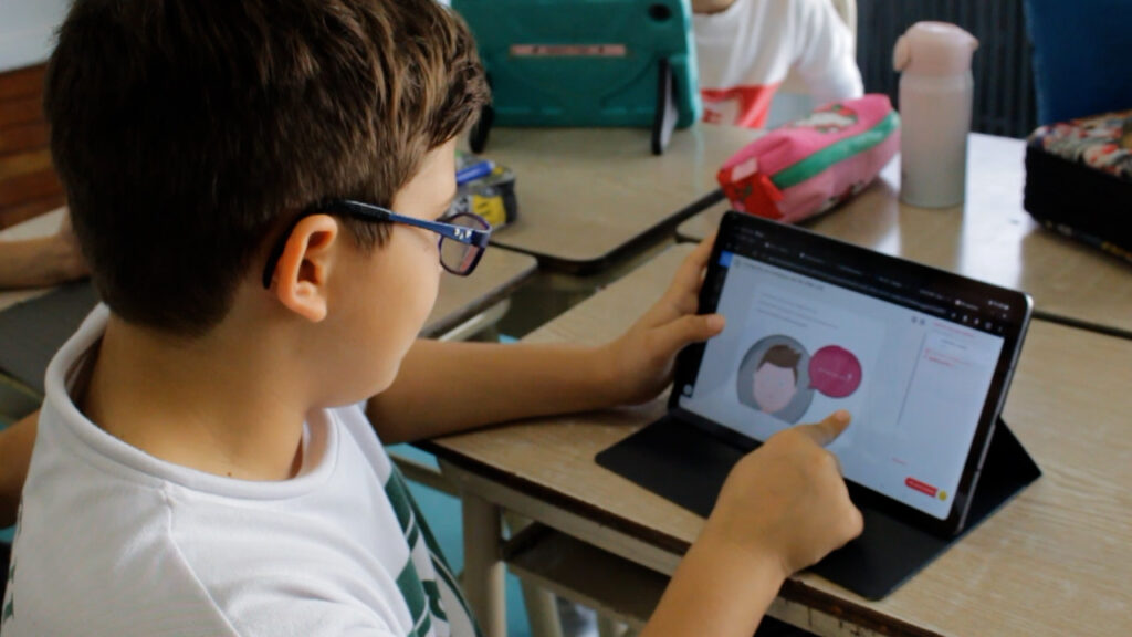 Alumnos de Primary usando la plataforma Century para aprender Matemática con inteligencia artificial.