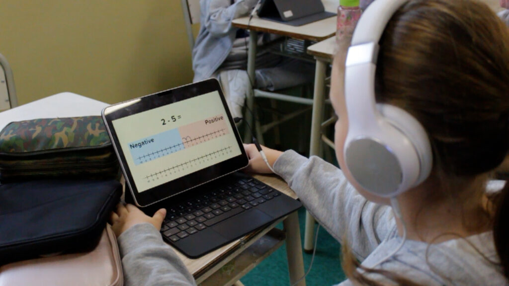 Alumnos de Primary usando la plataforma Century para aprender Matemática con inteligencia artificial.