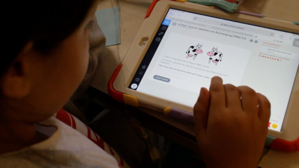 Alumnos de Primary usando la plataforma Century para aprender Matemática con inteligencia artificial.
