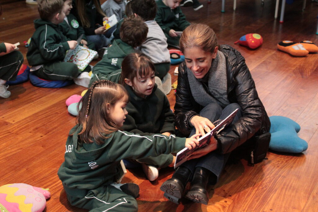 estudiantes compartiendo un espacio de lectura en la BDS Book Fair 2025