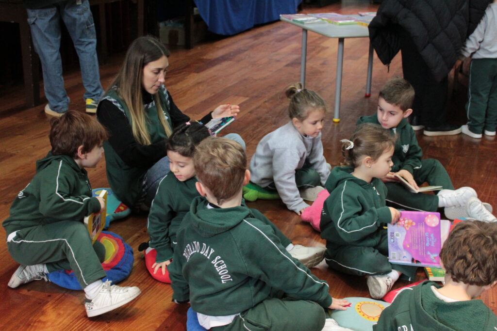 estudiantes compartiendo un espacio de lectura en la BDS Book Fair 2025